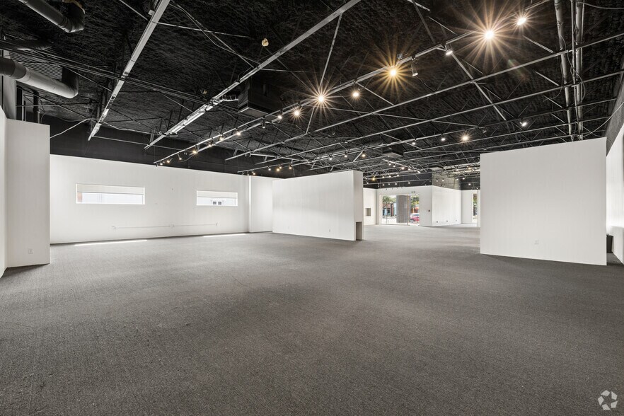 More Photos Of 1710 Hi Line Dr, Dallas Showroom For Lease