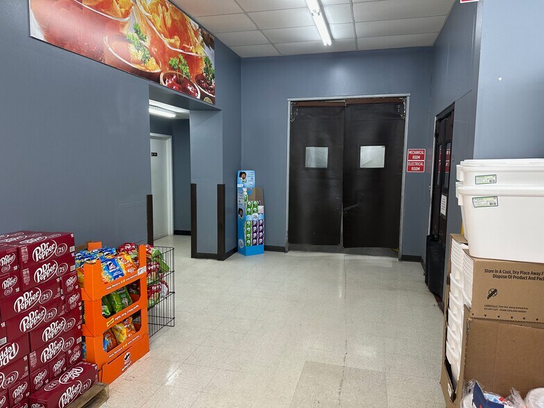 More Photos Of 1001-1105 Derby St, Pekin Unknown For Lease