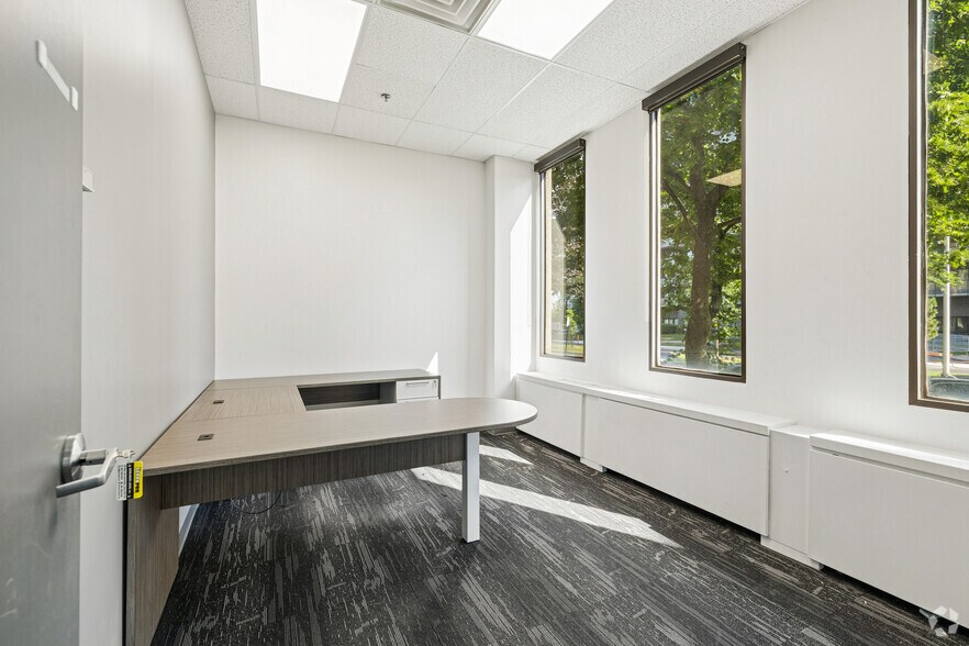 More Photos Of 100 Boul Alexis-Nihon, Montréal Office For Lease