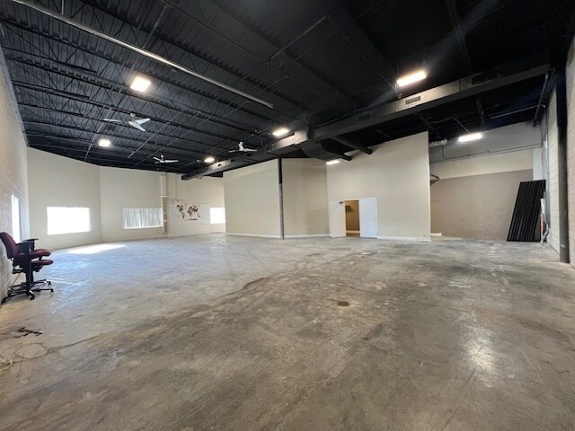 More Photos Of 2742 Barney Ct, McHenry Warehouse For Lease
