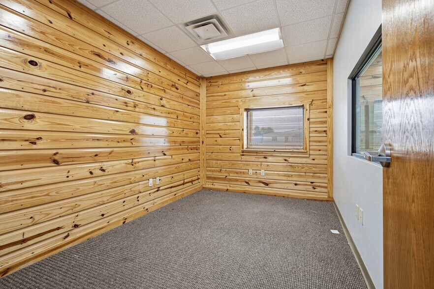 More Photos Of 1300 N Broadway Ave, Ada Warehouse For Sale