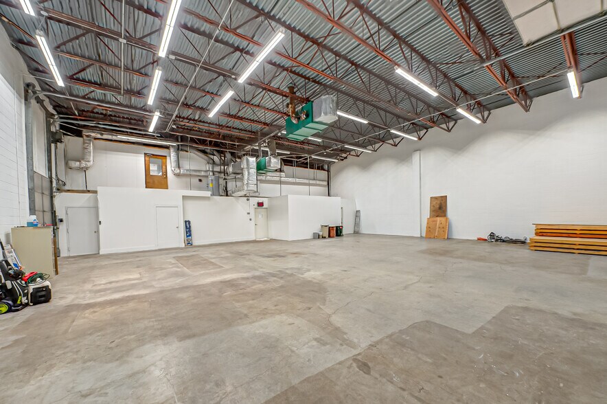 More Photos Of 609 Acorn St, Deer Park Warehouse For Sale
