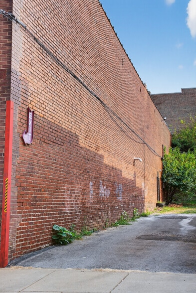 More Photos Of 109 7th Ave E, Springfield Flex For Sale
