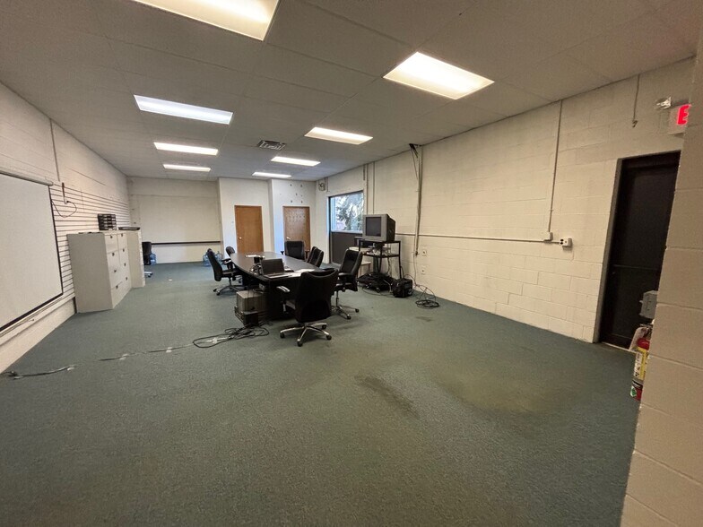 More Photos Of 4854-4864 S 10th St, Milwaukee Showroom For Lease