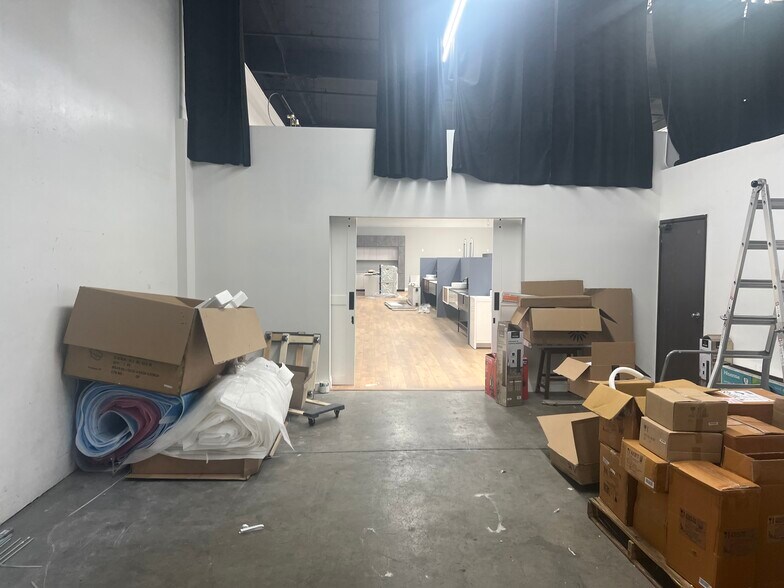 More Photos Of 373 W Palmer Ave, Glendale Warehouse For Lease