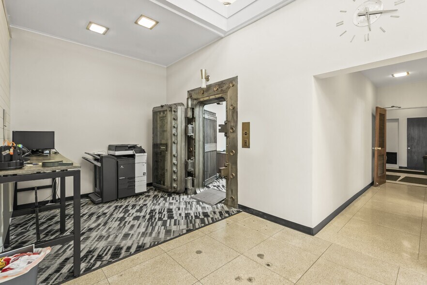 More Photos Of 1441 N Market St, Dayton Office For Sale