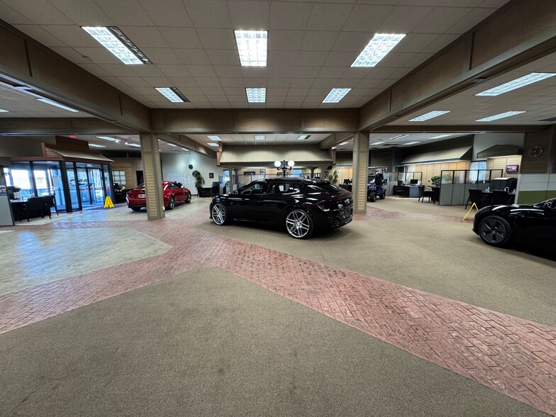 More Photos Of 6801 Hedge Lane Ter, Shawnee Showroom For Sale