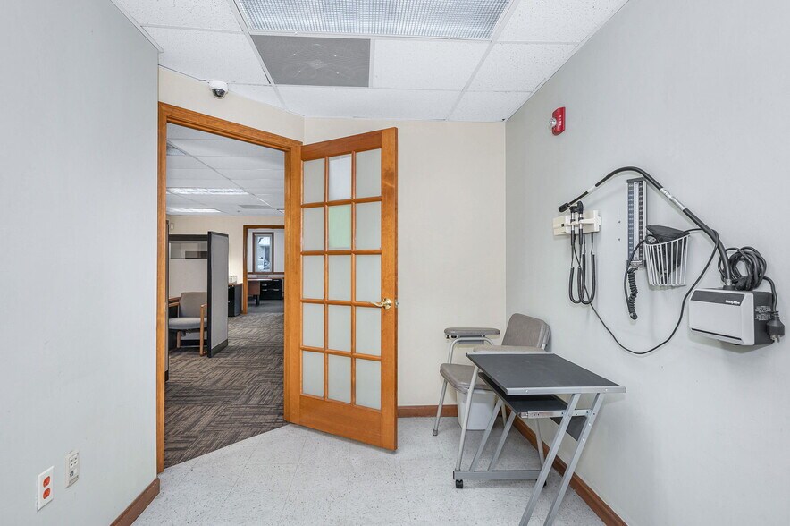 More Photos Of 4 Courthouse Ln, Chelmsford Medical For Sale