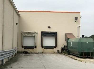 More Photos Of 400 Eisenhower Dr, Hanover Department Store For Lease