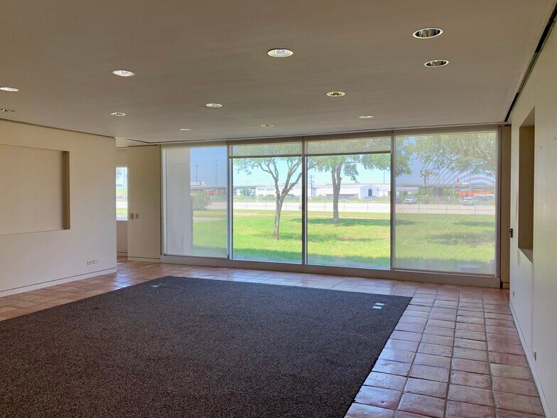 More Photos Of 1024 Texas Yes Blvd, Robstown Office For Sale