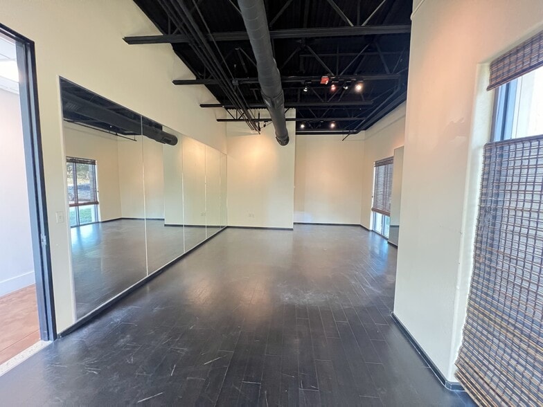 More Photos Of 300 Beardsley Ln, Austin Medical For Lease