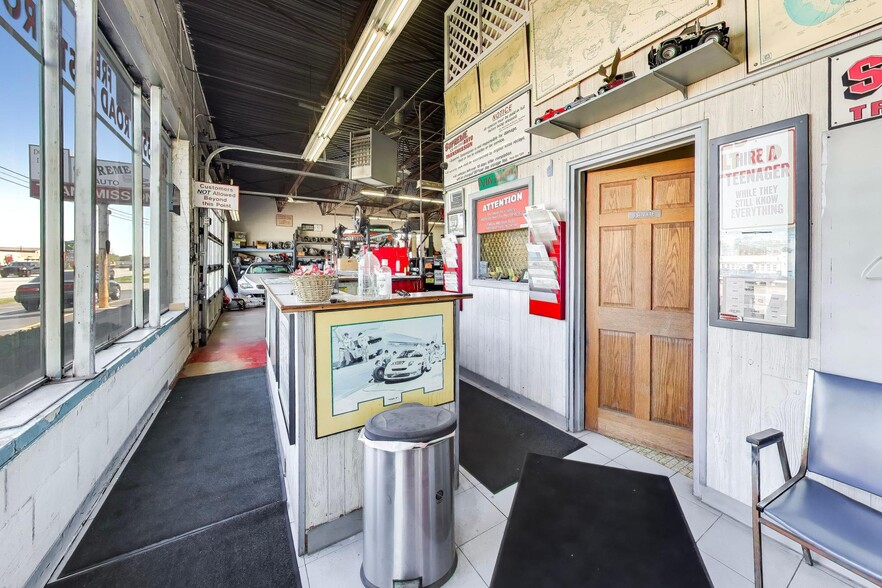 More Photos Of 325 W Roosevelt Rd, Villa Park Auto Repair For Sale