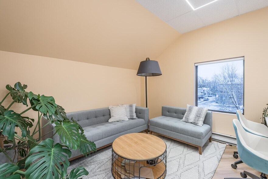 More Photos Of 50 Rue Saint-Charles O, Longueuil Medical For Lease