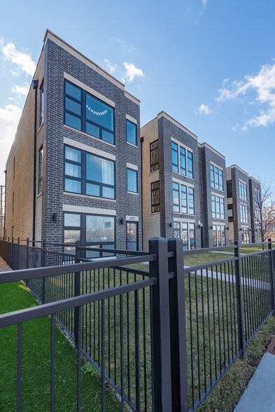 Primary Photo Of 2537 W Congress Pky, Chicago Apartments For Sale