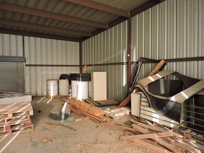 More Photos Of 920 W Mason St, Mabank Manufacturing For Sale