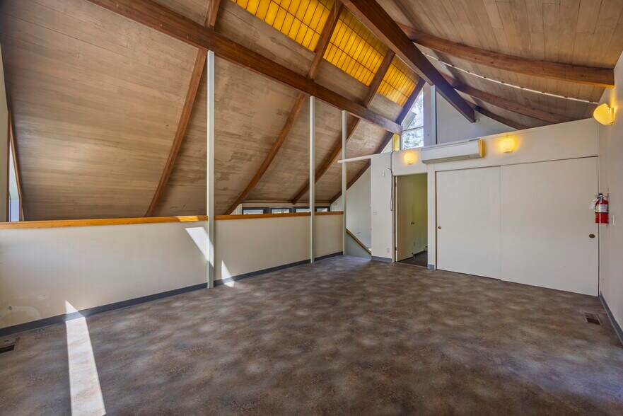 More Photos Of 210 NE Alder St, Toledo Office For Sale