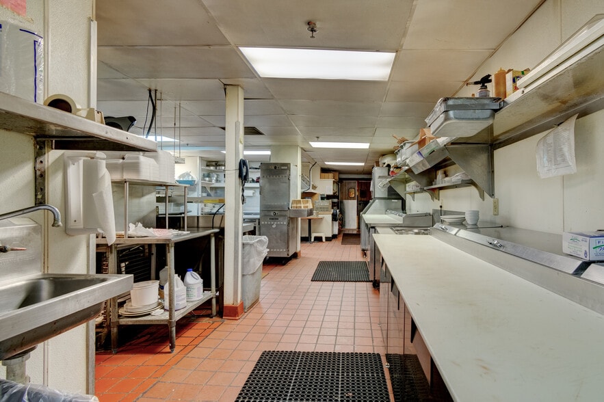 More Photos Of 1702 Park Hill Dr, Gainesville Restaurant For Sale