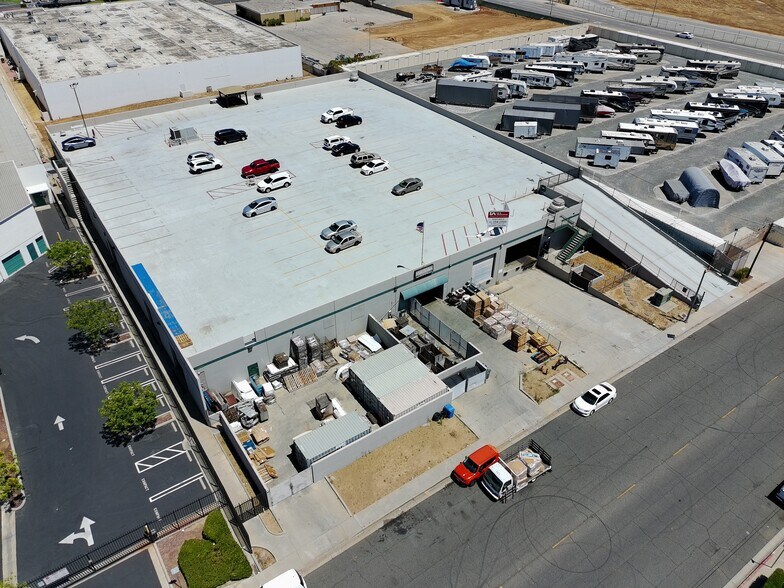 More Photos Of 3940 Pixie Ave, Lakewood Warehouse For Lease