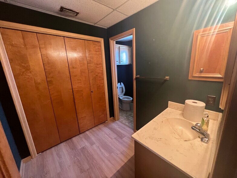 More Photos Of 917 U.S. 77, Sinton Manufacturing For Sale