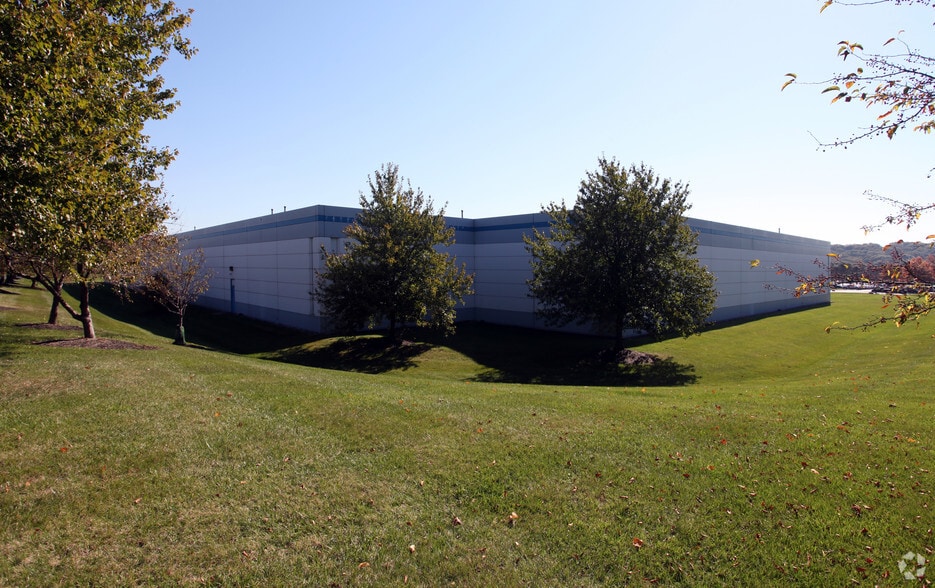 More Photos Of 47 S Commerce Way, Bethlehem Warehouse For Lease