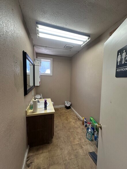 More Photos Of 689 N Bluff St, Saint George General Retail For Lease