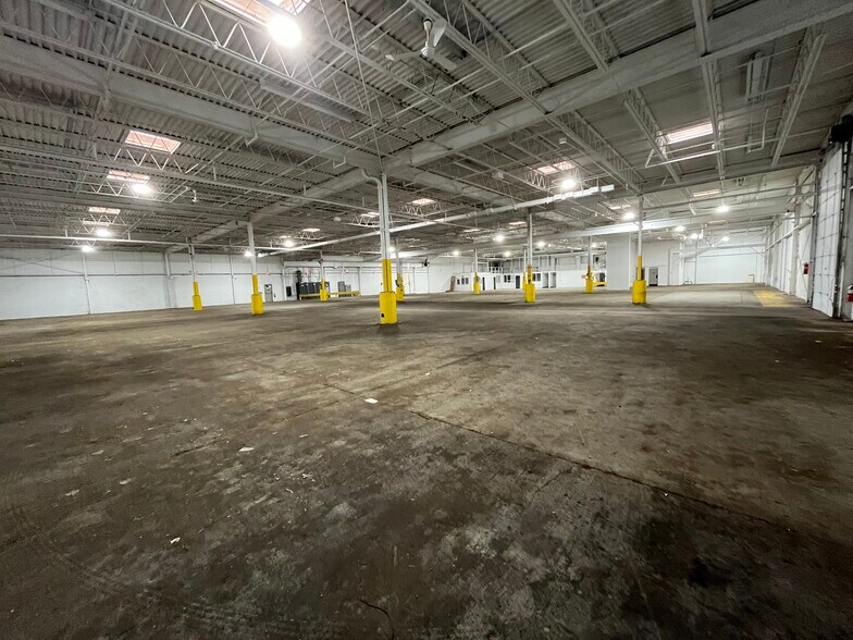 More Photos Of 333 W Washington Blvd, Mundelein Manufacturing For Sale