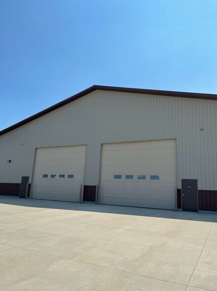 More Photos Of 170 W Circle Dr, Saint Charles Manufacturing For Lease