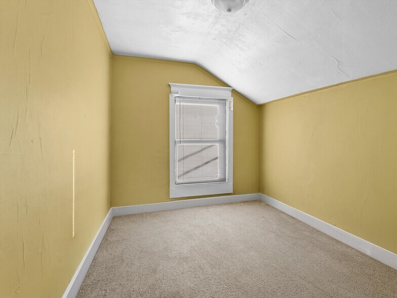 More Photos Of 914 S 10th St, Manitowoc Storefront Retail Residential For Sale