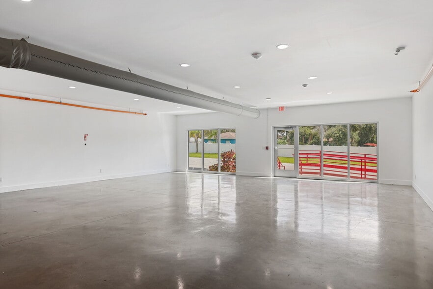 More Photos Of 10830 Navajo Dr, Saint Petersburg Showroom For Sale