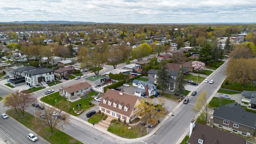More Photos Of 675 Boul Samson, Laval Office For Sale