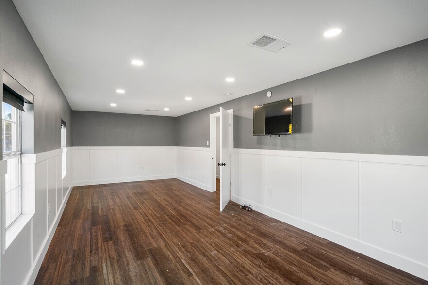 More Photos Of 19510-19514 Turtle Creek Ln, Magnolia Warehouse For Sale