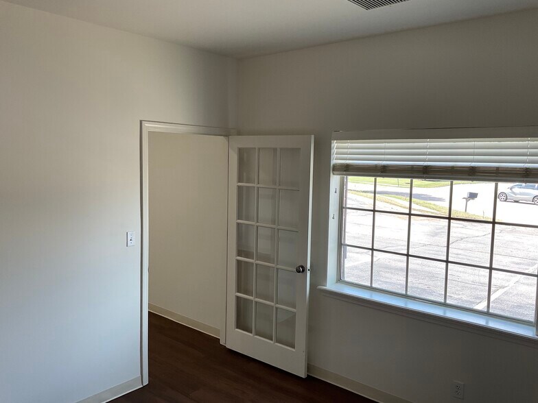 More Photos Of 305 N Beech Cir, Broken Arrow Office For Lease