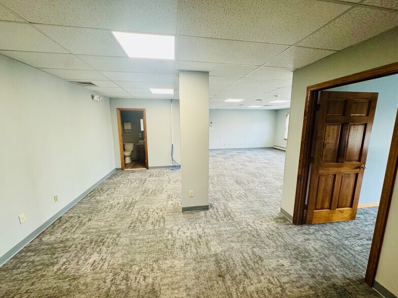 More Photos Of 985 Farmington Ave, Bristol Office For Lease