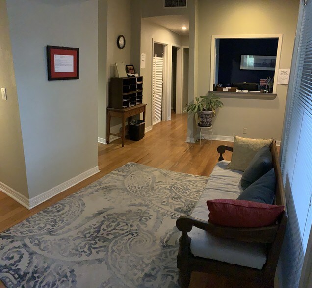 More Photos Of 2525 Wallingwood Dr, Austin Unknown For Lease