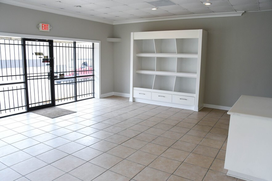 More Photos Of 7043 Satsuma Dr, Houston Warehouse For Lease