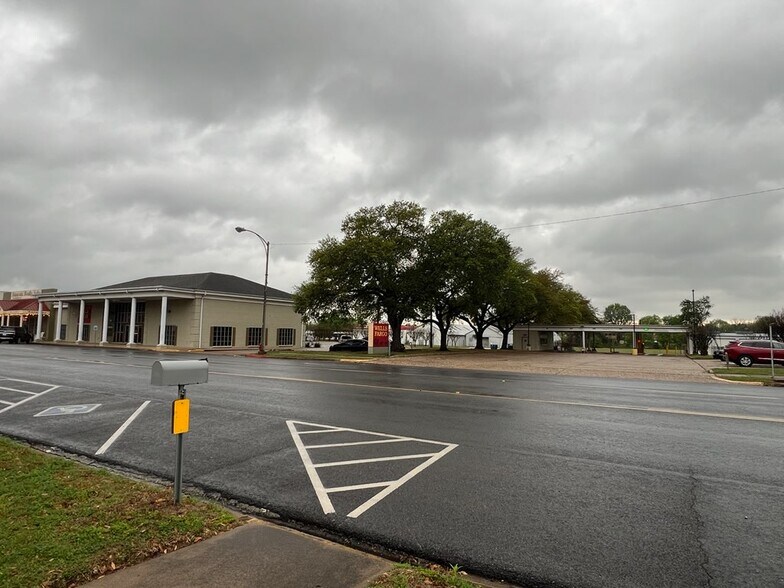 Primary Photo Of 305 E Washington Ave, Navasota Bank For Lease