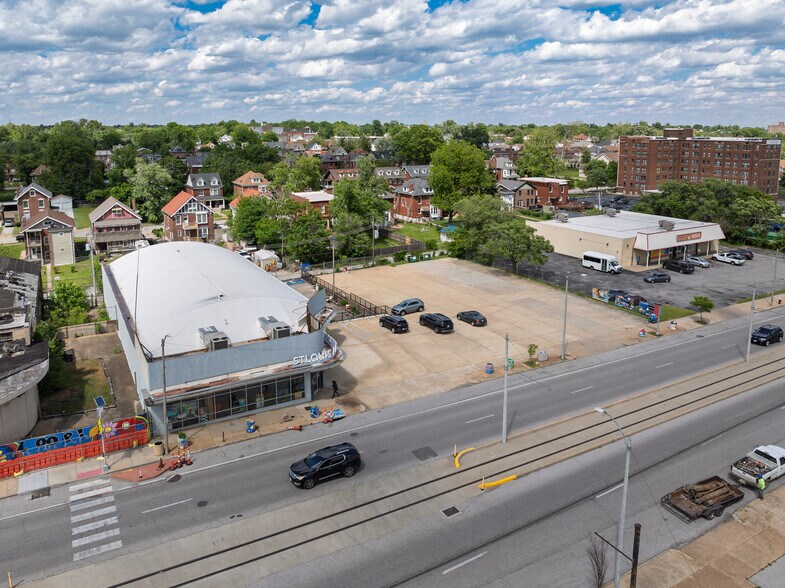 More Photos Of 5951 Delmar Blvd, Saint Louis Freestanding For Sale