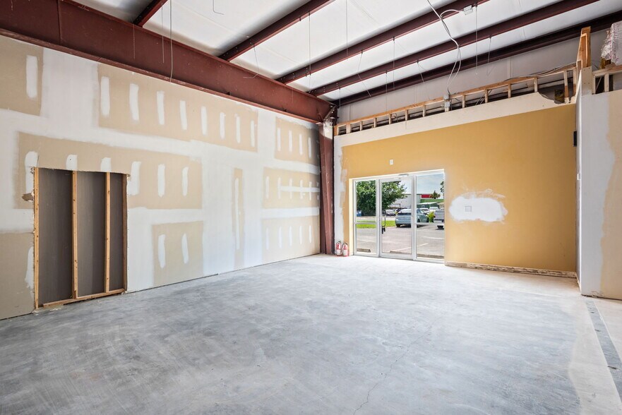 More Photos Of 2401 Ruth Hentz Ave, Panama City Flex For Lease