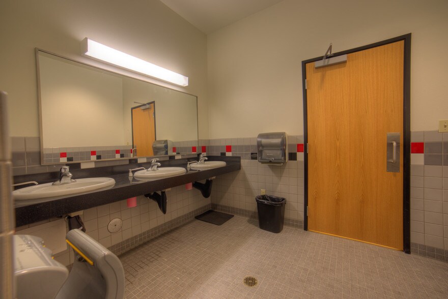 More Photos Of 410 W Bakerview Rd, Bellingham General Retail For Lease