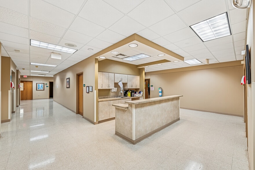 More Photos Of 1017 S Travis Ave, Cleveland Hospital For Sale