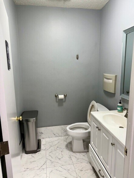 More Photos Of 10730 Riverside Dr, Toluca Lake Medical For Sale