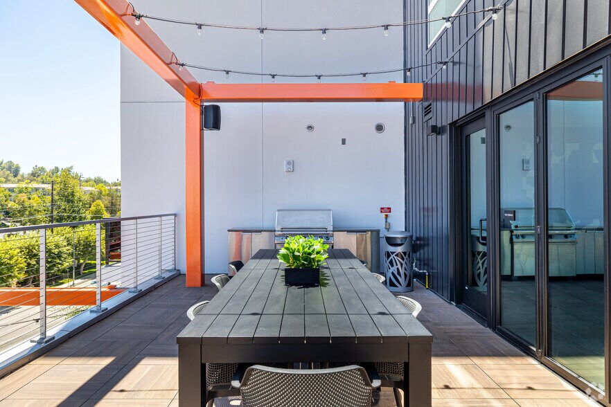 More Photos Of 21010 Erwin St, Woodland Hills Apartments For Lease