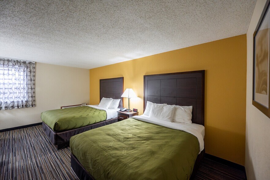 More Photos Of 2200 S Court St, Grayville Hotel For Sale