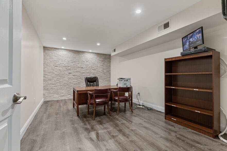 More Photos Of 593 Ramapo Valley Rd, Oakland Medical For Lease
