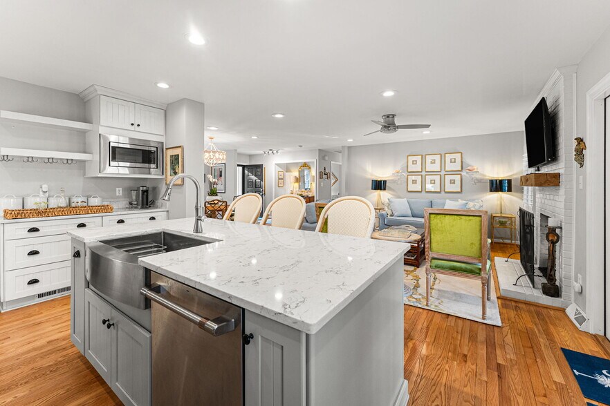 More Photos Of 97 Currell Cove Ln, White Stone Specialty For Sale