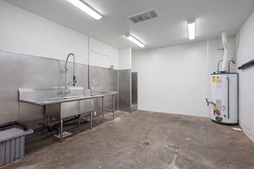 More Photos Of 1632 NW Thurman St, Portland Showroom For Lease