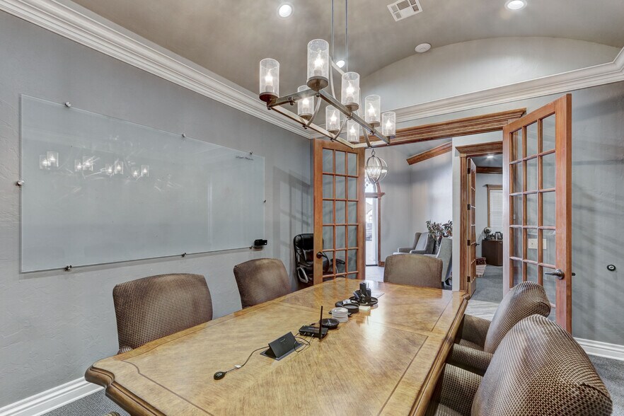 More Photos Of 901-909 Wall St, Norman Office For Sale