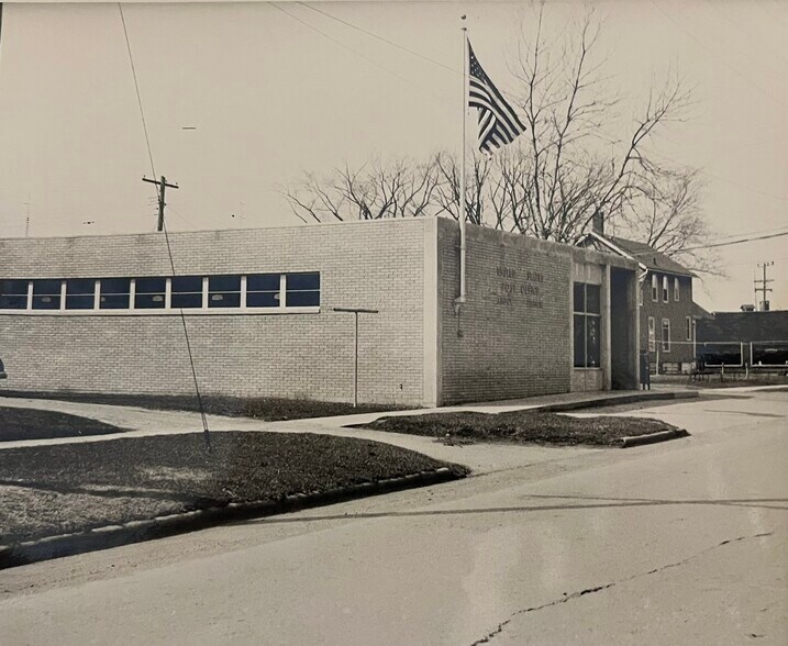 More Photos Of 215 E Division St, Amboy Post Office For Sale