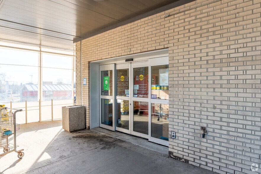 More Photos Of 2900 Ch Saint-Louis, Québec General Retail For Lease