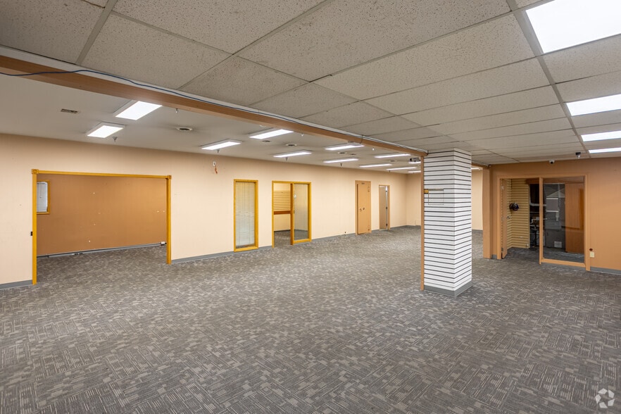 More Photos Of 8520 106A Ave NW, Edmonton Warehouse For Lease